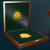 2014年3月：比鄰奈爾鄉(xiāng)村俱樂部周年紀念定制純金徽章